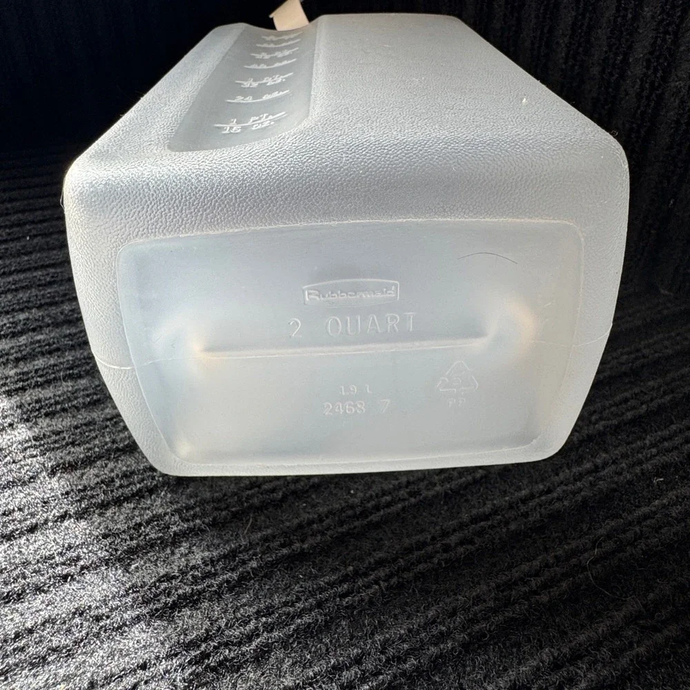 Rubbermaid Servin Saver 2 Quart Plastic Water Bottle Pitcher 2468 White Lid - Picture 8 of 8